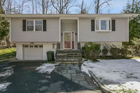 33 Brookside Pl, Mount Pleasant, NY 10570