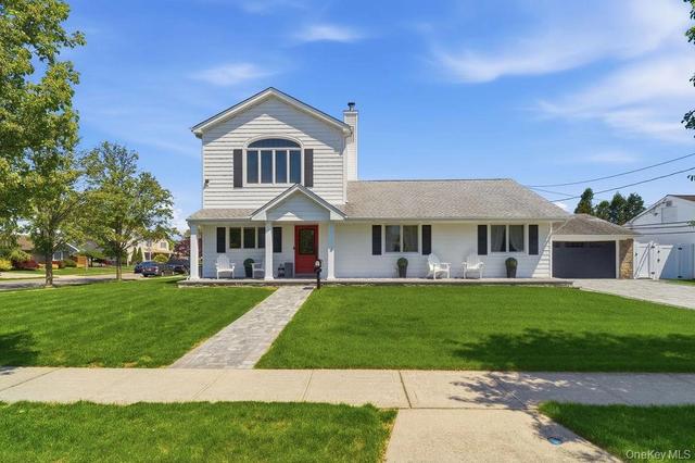 27 Seitz Dr, Bethpage, NY 11714