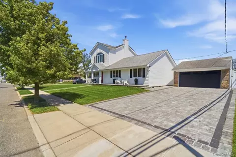 27 Seitz Dr, Bethpage, NY 11714