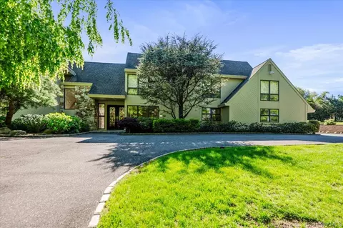5 Twin Ponds St, North Hempstead, NY 11024