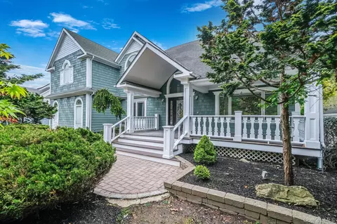 6 Robert Ct, Center Moriches, NY 11934
