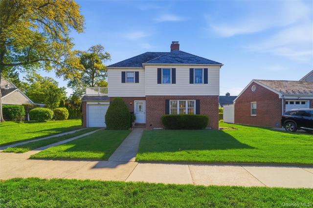 5 Franklin Ct W, Garden City, NY 11530