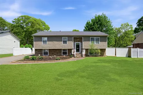 895 Old Medford Ave, Medford, NY 11763