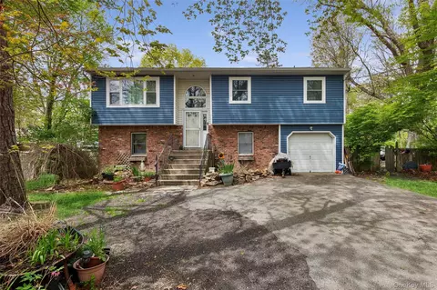 64 Giant Oak Rd, Ridge, NY 11961