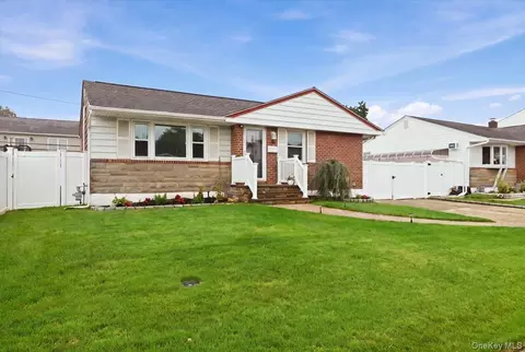 16 Buckner Ave, Hicksville, NY 11801
