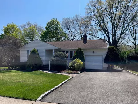 20 Gainsboro Ln, Syosset, NY 11791