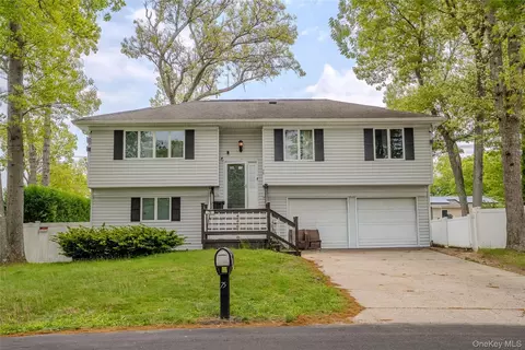75 Park Ave, Lake Ronkonkoma, NY 11779
