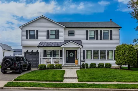 8 Piper Pl, Old Bethpage, NY 11804