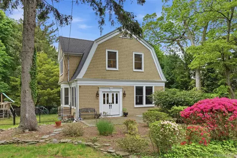 8 Wells Ln, Stony Brook, NY 11790