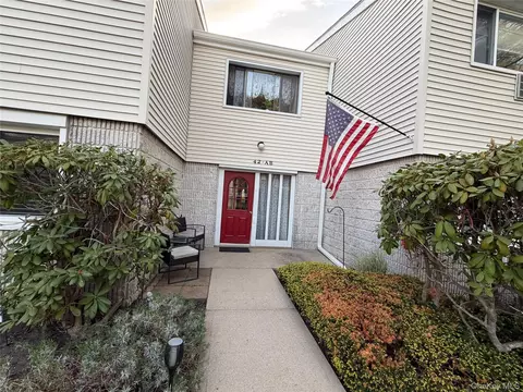 42 Richmond Blvd #1B, Ronkonkoma, NY 11779