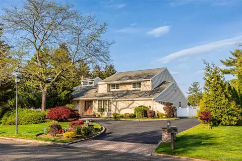 16 Cabriolet Ln, Melville, NY 11747