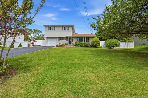 23 Riverdale Avenue, Oakdale, NY 11769
