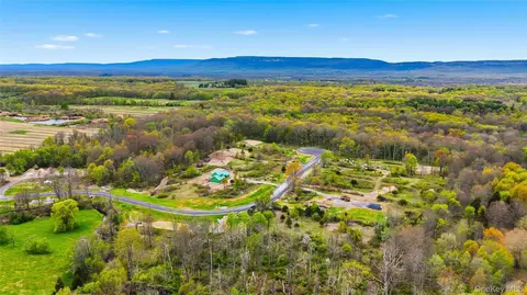 7 Scenic Meadow Dr, Gardiner, NY 12525