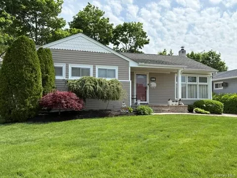 361 Spruce Ln, East Meadow, NY 11554