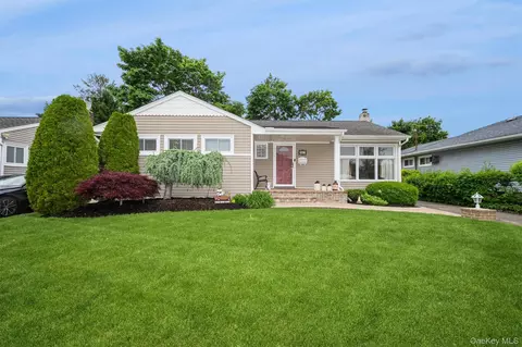 361 Spruce Ln, East Meadow, NY 11554