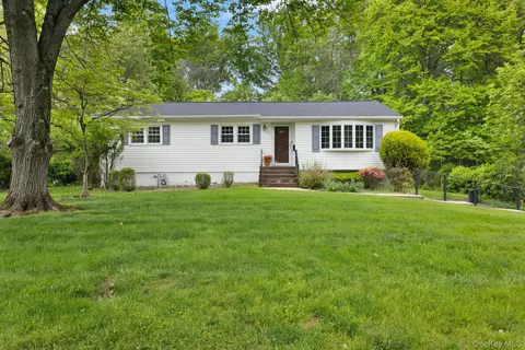 16 Oak Rd, Clarkstown, NY 10956
