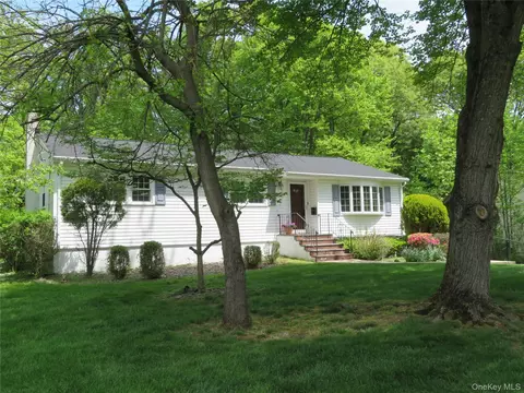 16 Oak Rd, Clarkstown, NY 10956