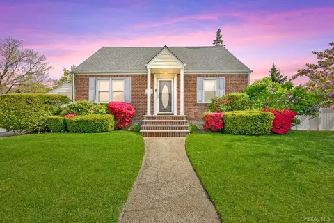 916 Center Dr, Franklin Square, NY 11010