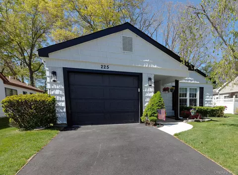 225 Kingston Dr, Ridge, NY 11961