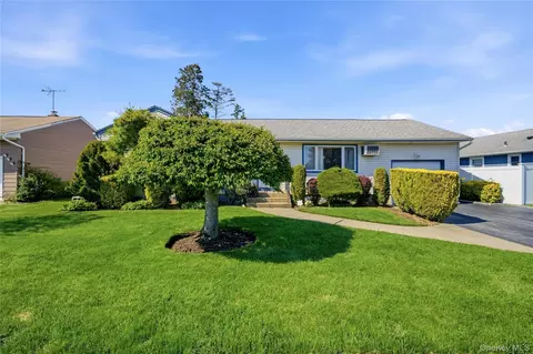 3 Lenore Ave, Hicksville, NY 11801