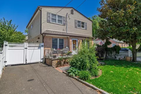 212 Gordon Ave, North Hempstead, NY 11590