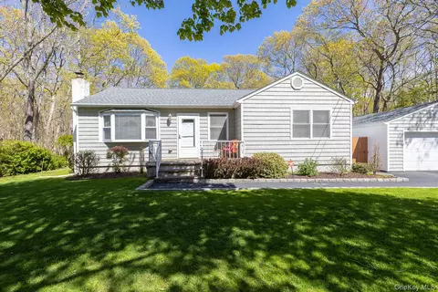 17 Biltmore Dr, Mastic Beach, NY 11951