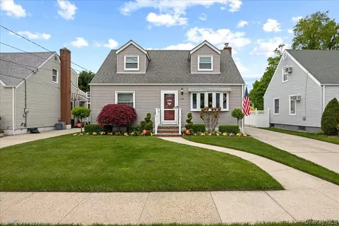 113 6th St, North Hempstead, NY 11040