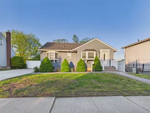9 Ferndale Dr, Hicksville, NY 11801