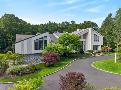 80 Tall Oak Cres, Syosset, NY 11791
