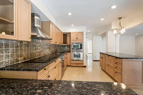 Kitchen - 41 E View Ct, Jericho, NY 11753 photo 2 of 8