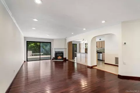 Living - 41 E View Ct, Jericho, NY 11753 photo 2 of 8