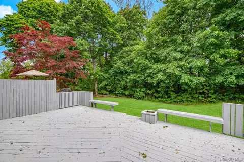 Exterior - 41 E View Ct, Jericho, NY 11753 photo 1 of 6