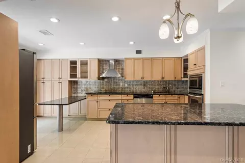 Kitchen - 41 E View Ct, Jericho, NY 11753 photo 3 of 8