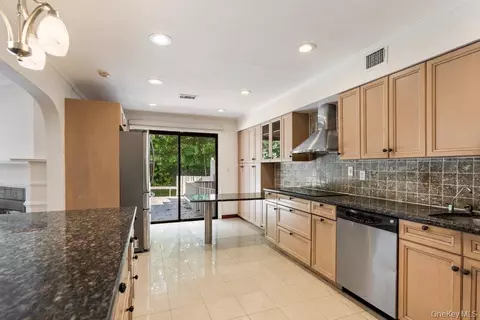 Kitchen - 41 E View Ct, Jericho, NY 11753 photo 4 of 8