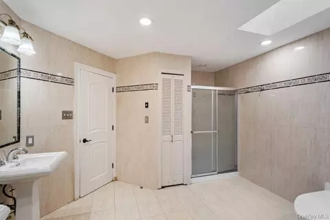 Bath - 41 E View Ct, Jericho, NY 11753 photo 3 of 6