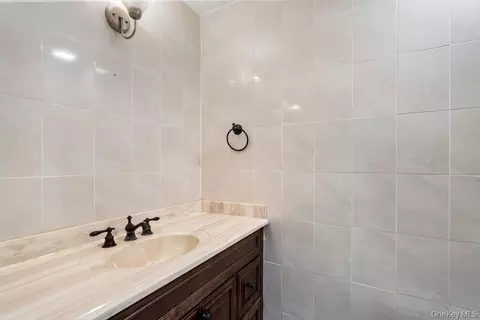 Bath - 41 E View Ct, Jericho, NY 11753 photo 1 of 6