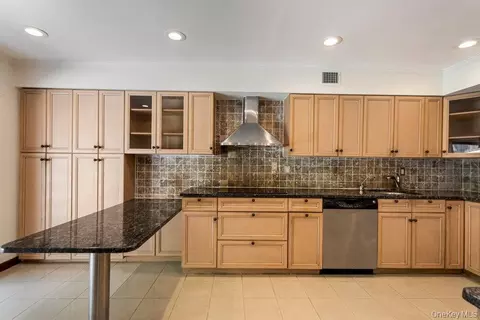 Kitchen - 41 E View Ct, Jericho, NY 11753 photo 5 of 8