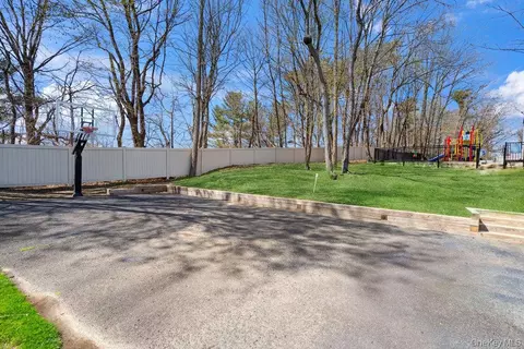 Exterior - 41 E View Ct, Jericho, NY 11753 photo 5 of 6