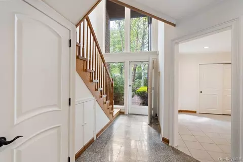 41 E View Ct, Jericho, NY 11753