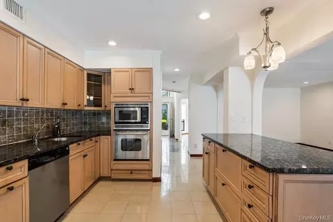 Kitchen - 41 E View Ct, Jericho, NY 11753 photo 8 of 8