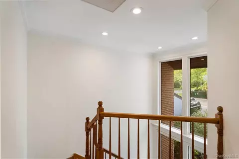 Entry Way - 41 E View Ct, Jericho, NY 11753 photo 3 of 3