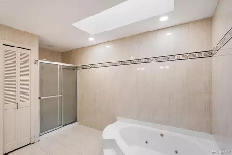 Bath - 41 E View Ct, Jericho, NY 11753 photo 4 of 6