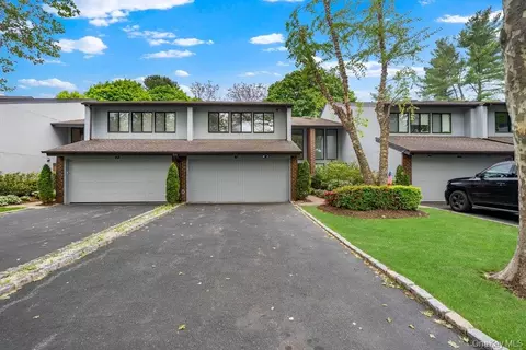 Exterior - 41 E View Ct, Jericho, NY 11753 photo 4 of 6