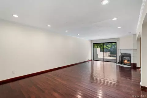 Living - 41 E View Ct, Jericho, NY 11753 photo 5 of 8