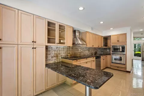 Kitchen - 41 E View Ct, Jericho, NY 11753 photo 6 of 8
