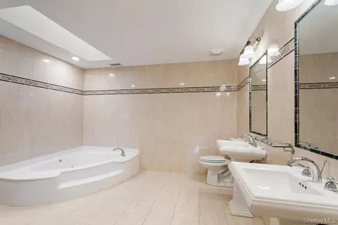 Bath - 41 E View Ct, Jericho, NY 11753 photo 2 of 6