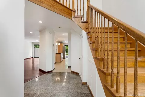 Entry Way - 41 E View Ct, Jericho, NY 11753 photo 2 of 3