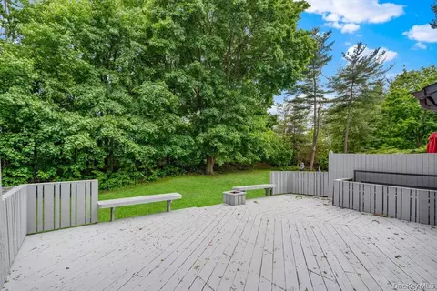 Exterior - 41 E View Ct, Jericho, NY 11753 photo 2 of 6