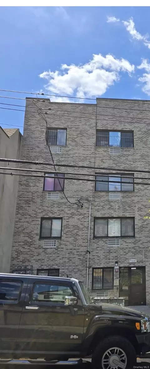 722 E 220th St, New York, NY 10467