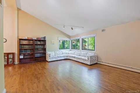 13 Jade Ct, Ramapo, NY 10970